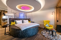 Stylisches Doppelbett in der Suite (Bayerwaldresort Hüttenhof)