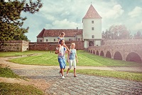 Familie spaziert mit Kind vor der Burg im Sommer (c) www.tigerphoto.hu (Sárvár Tourist & TDM Nonprof