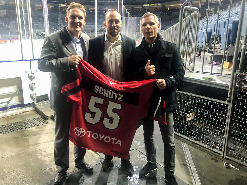 v.l.n.r.: Henning Lorbetzki, Haie-Star Felix Schütz, Marc Berg