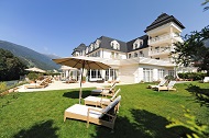 Hotel mit Garten und Sonnenliegen