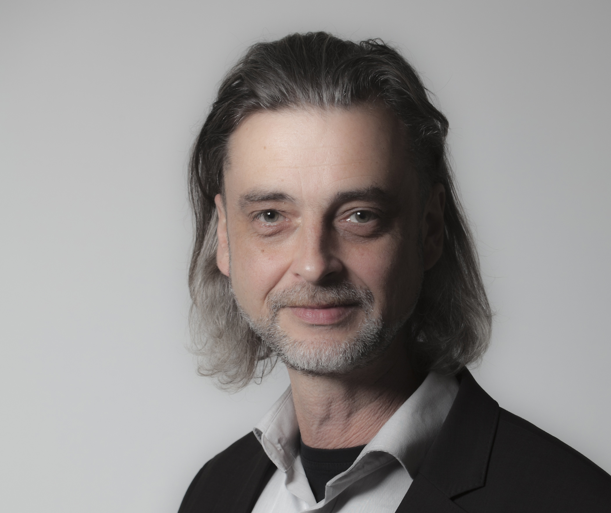 Menschen zu erreichen ist das Anliegen von Uwe E. Nimmrichter, dem Gründer von PROJEKT N2 (Bildquell Menschen zu erreichen ist das Anliegen von Uwe E. Nimmrichter, dem Gründer von PROJEKT N2 (Bildquell