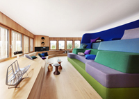 Die wohl größte Couch der Welt im Baufritz-Designhaus 