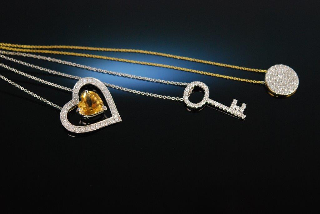 Filigrane Anhänger an zarten Kettchen aus Weißgold bringen das Decolleté der Braut zum Strahlen.