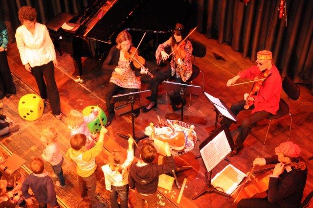 Kinderkonzert rund um die Familie der Streicher © mini.musik – Große Musik für kleine Menschen e.V. Kinderkonzert rund um die Familie der Streicher © mini.musik – Große Musik für kleine Menschen e.V.