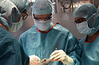Professor Graichen bei der Operation (Foto: Asklepios Orthopädische Klinik Lindenlohe)