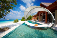 Der Pavillon verfügt über großzügige, abgeschiedene Außenbereiche mit privatem Pool und Jacuzzi