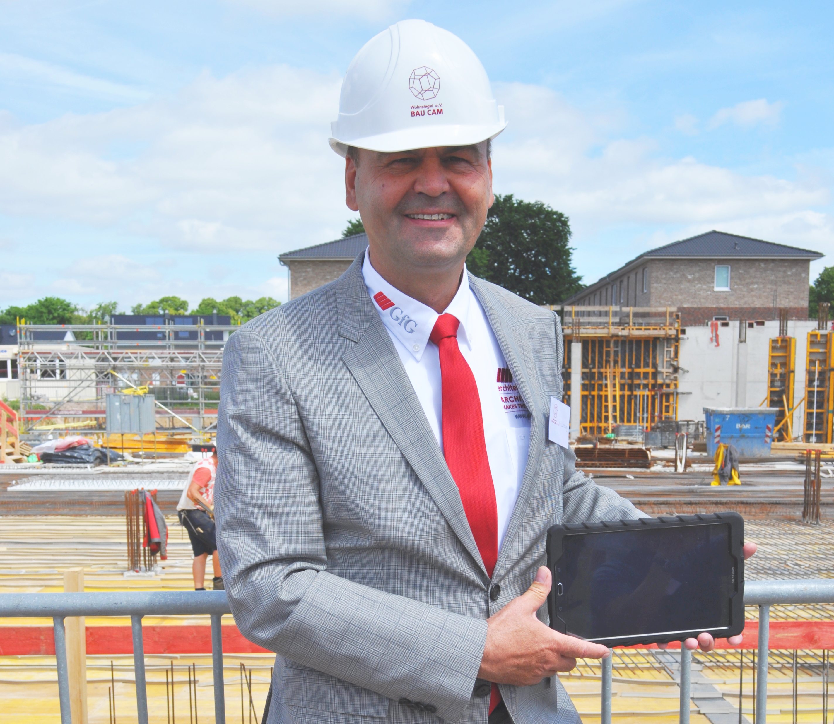 GfG-Geschäftsführer Norbert Lüneburg mit der BAU-CAM. (Bildquelle: @ GfG Hoch-Tief-Bau GmbH& Co.
