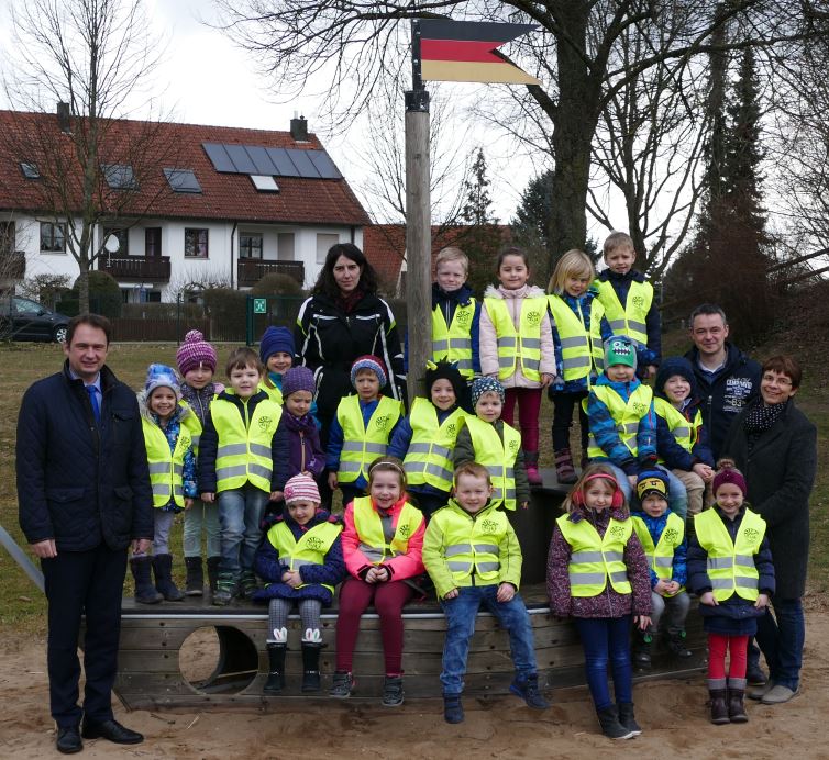 Kinder des Kindergartens Schlesienstraße Dillingen mit den Westen