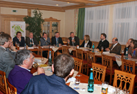 Vertreter von Wirtschaft und Politik diskutieren beim 1. Rohstoffstammtisch in Planegg.