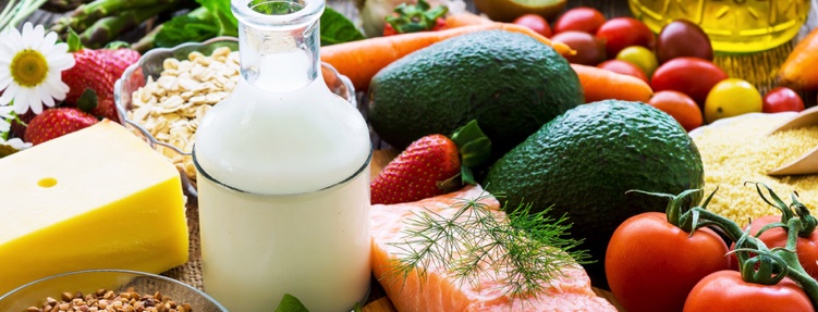 Grünes und rotes Gemüse sowie eine kalziumreiche Ernährung zur Vorbeugung von Osteoporose. (Bildquel