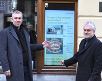 W. Eisenberg und H. Topfstädt vor ihrem Projekt in der Bahnhofstraße 22 in Wesseling