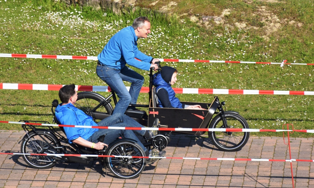 Flott unterwegs: Probefahren auf dem E-Parcours der Spezialradmesse in Germersheim.