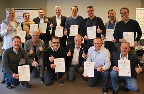 Prof. Dr. Rudi Kaufmann (4.v.li.), Kursteilnehmer, Helmut Seßler (Mitte), alle Namen am Textende. Prof. Dr. Rudi Kaufmann (4.v.li.), Kursteilnehmer, Helmut Seßler (Mitte), alle Namen am Textende.
