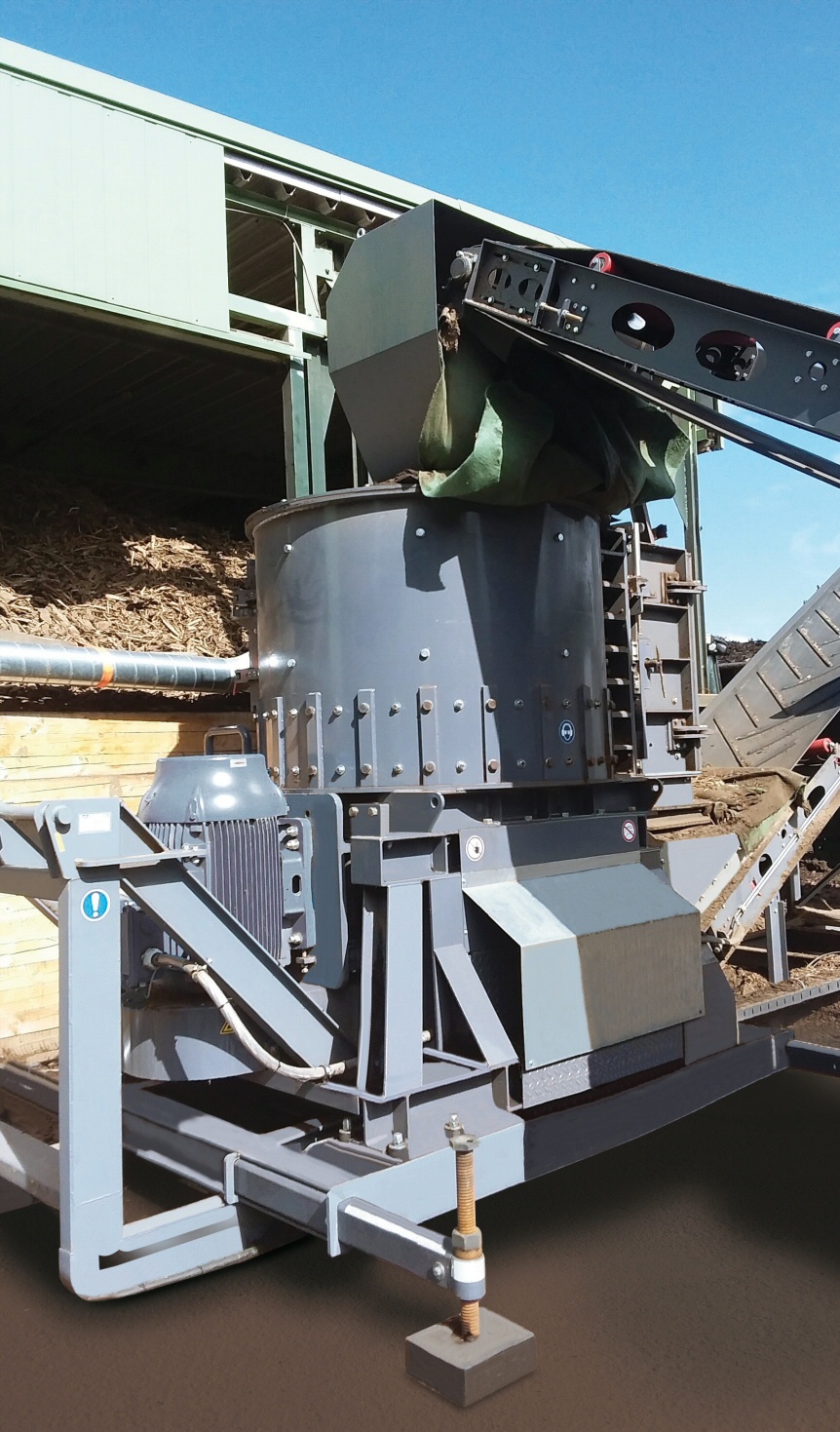bomatics Vertikalshredder Rotcrex 1600 kann pro Stunde  bis zu 15 Tonnen Inputmaterial zerkleinern (