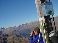 Wanderer genießt Ausblick am Gipfel (Alpengasthof Zollwirt)