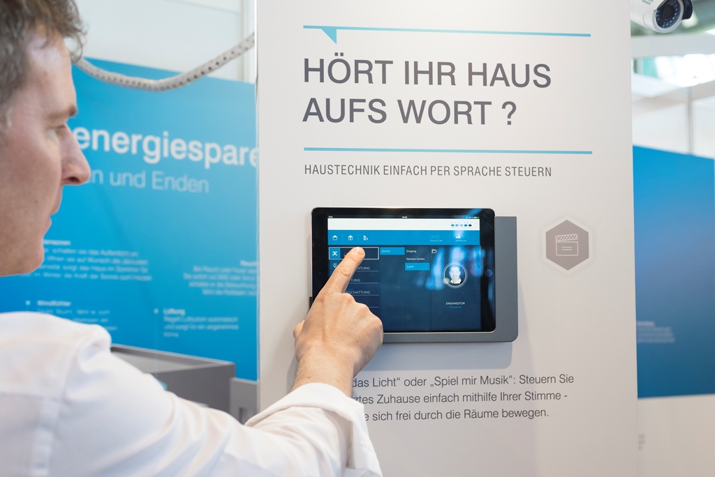 Smart Home - ein viel diskutiertes Thema auf der diesjährigen HAUS|HOLZ|ENERGIE in Stuttgart. (Bildq Smart Home - ein viel diskutiertes Thema auf der diesjährigen HAUS|HOLZ|ENERGIE in Stuttgart. (Bildq