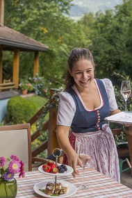 Freundlicher Service im Sommer auf der Terrasse (c) Hans Wiesenhofer (Hotel Montafoner Hof) Freundlicher Service im Sommer auf der Terrasse (c) Hans Wiesenhofer (Hotel Montafoner Hof)