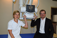 Marion Huf und Marius Aach mit der neuen Röntgenanlage.