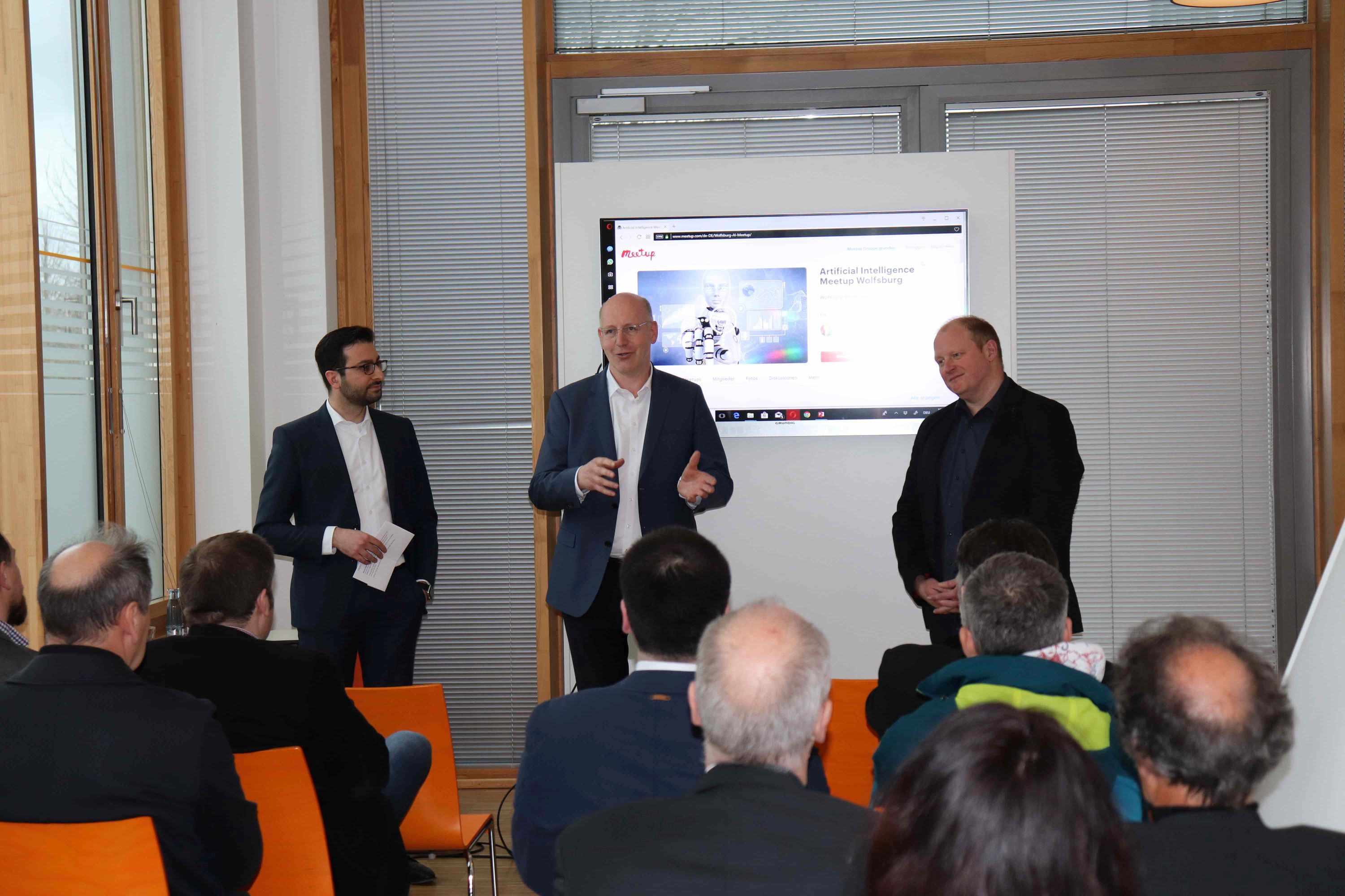 AI Meetup Wolfsburg- Milad Safar,Josef Schulze Sutthoff, Rolöand Judas bei der Begrüßung (v.li.)