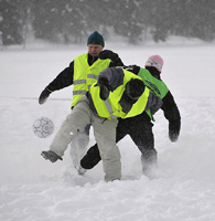 Schnee-Fußballer und Autofahrer brauchen starken Schneegrip Foto: Nokian Tyres Schnee-Fußballer und Autofahrer brauchen starken Schneegrip Foto: Nokian Tyres