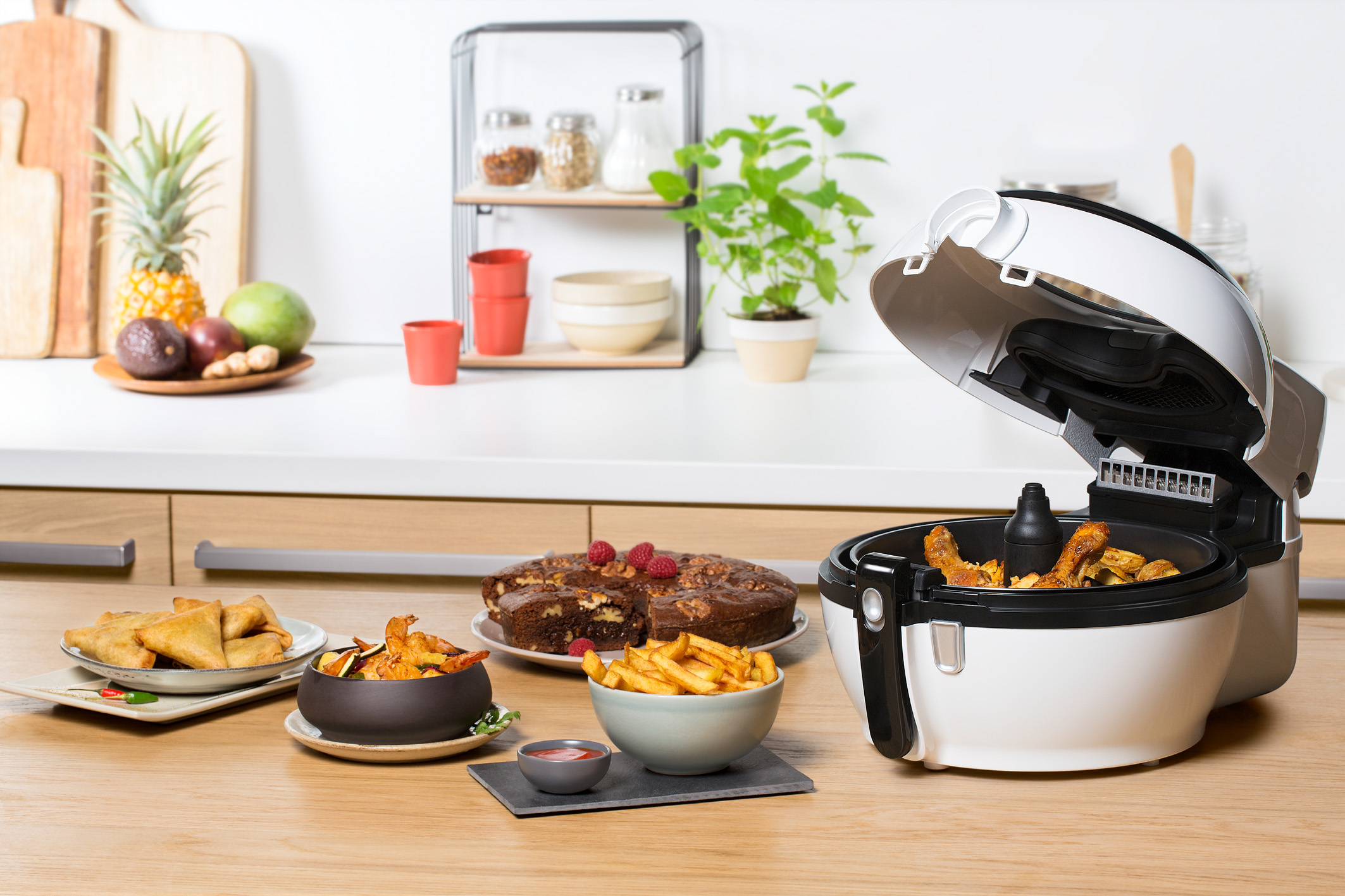 Die Heißluftfritteuse ActiFry Genius von Tefal im Einsatz (Bildquelle: Groupe SEB Deutschland GmbH) Die Heißluftfritteuse ActiFry Genius von Tefal im Einsatz (Bildquelle: Groupe SEB Deutschland GmbH)