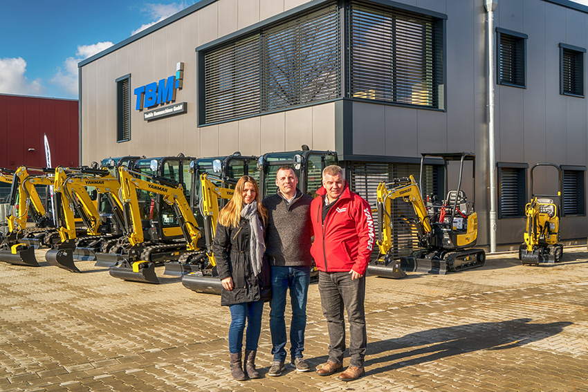 v.l.n.r. Kerstin Kercher, Marcus Taubitz und Frank Thoss im neuen Center von Taubitz Baumaschinen.
