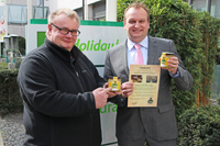 (v.l.): Imker Dieter Weinkauf und Hoteldirektor Christian Schmidt. (v.l.): Imker Dieter Weinkauf und Hoteldirektor Christian Schmidt.