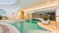 Indoorpool mit einer Brücke und Gesteinsformation (Gaspingerhof) Indoorpool mit einer Brücke und Gesteinsformation (Gaspingerhof)