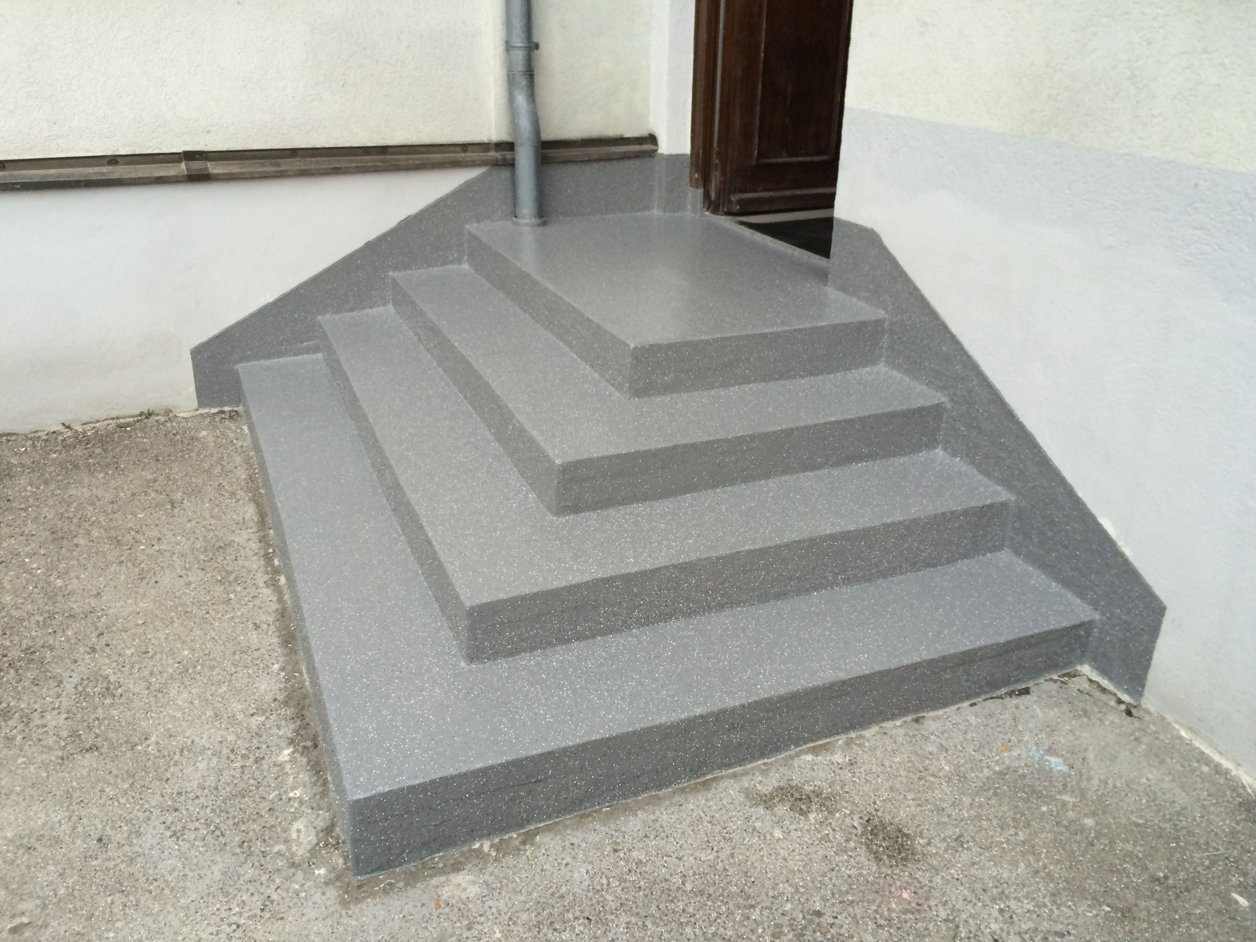 Neugestaltung des Eingangsbereichs eines Wohnhauses imösterreichischen Traismauer mit Triflex TSS (B Neugestaltung des Eingangsbereichs eines Wohnhauses imösterreichischen Traismauer mit Triflex TSS (B
