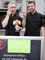 Adrian Kalkreuth (l.) und Michael Blume mit dem sehr beliebten „Blume & Kalkreuth-Becher“. © Holger Adrian Kalkreuth (l.) und Michael Blume mit dem sehr beliebten „Blume & Kalkreuth-Becher“. © Holger