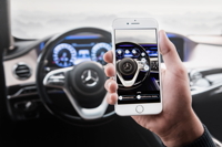 Die App „Ask Mercedes“ erklärt dem Fahrer Cockpit-Funktionen und Bedienelemente. (Bild: Daimler AG)