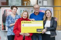 Regisseurin ind Darstellerin übergaben den Scheck an DOWAS/Kaplan Bonetti; Foto: Lisa Mathis Regisseurin ind Darstellerin übergaben den Scheck an DOWAS/Kaplan Bonetti; Foto: Lisa Mathis