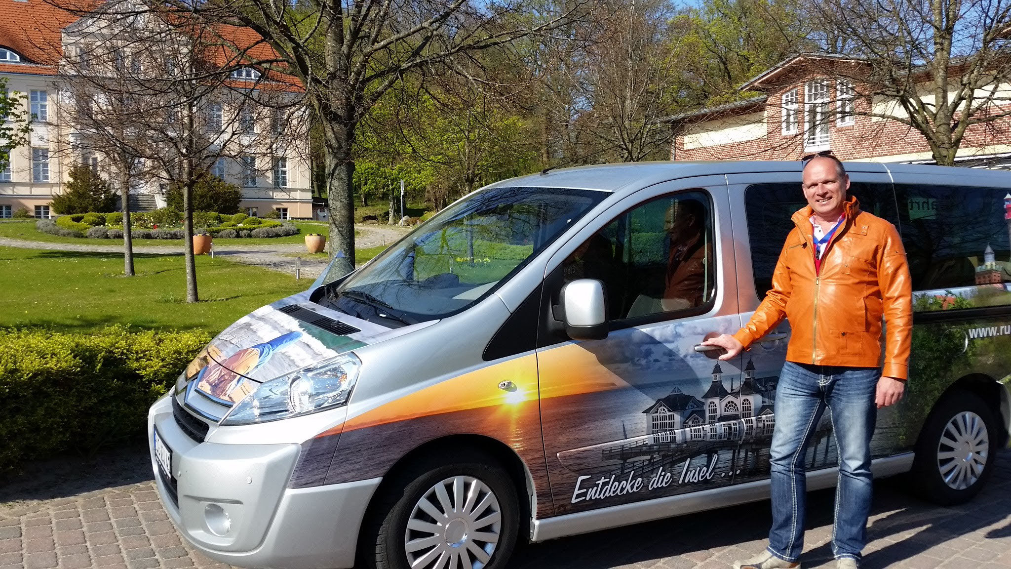 Tourguide Sven und sein bunter Kleinbus Tourguide Sven und sein bunter Kleinbus