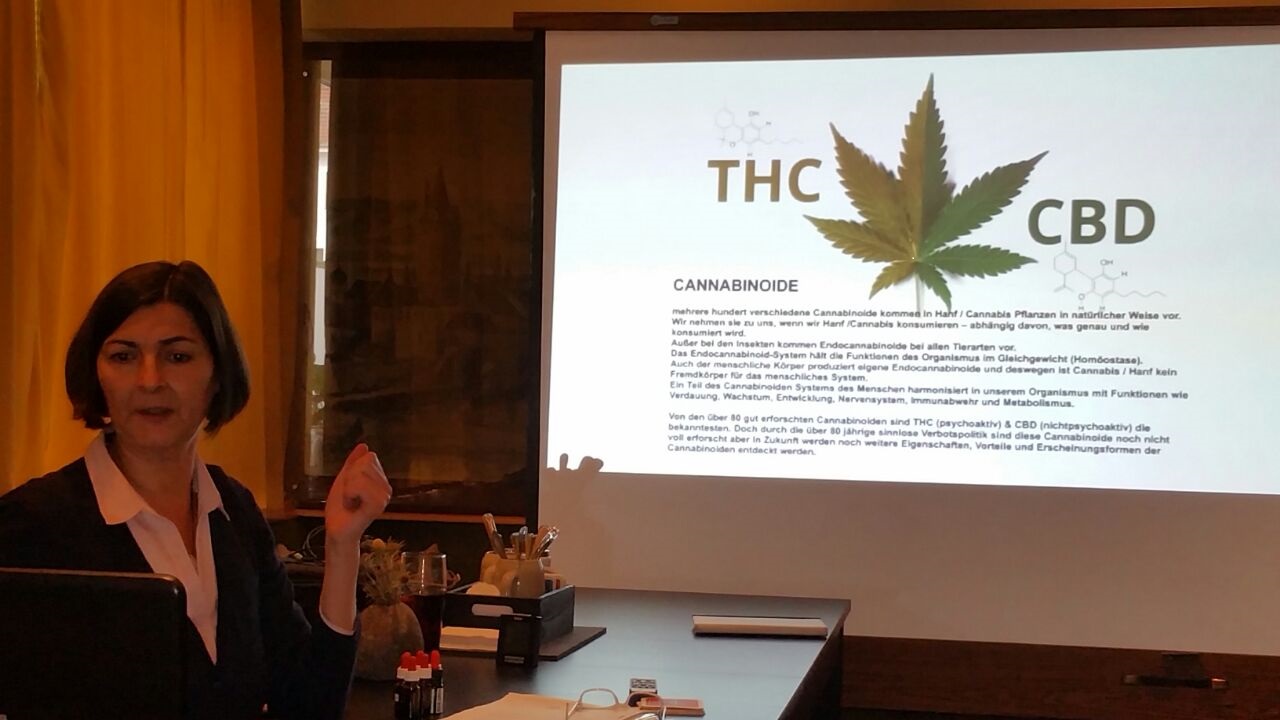 Die Massagetherapeutin Bianka Schultheis gibt in einem Seminar Einblick in die Cannabis-Massage. (Bi