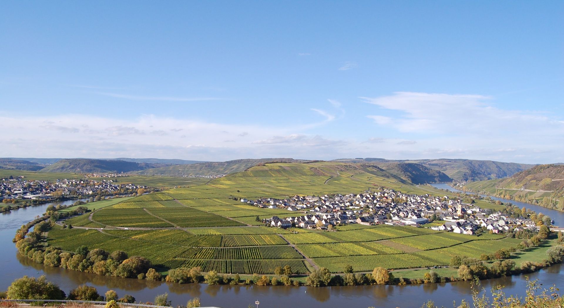 Blick vom Moselsteig-Seitensprung Moselachter auf Trittenheim (Bildquelle: (c)Mosellandtouristik, C. Blick vom Moselsteig-Seitensprung Moselachter auf Trittenheim (Bildquelle: (c)Mosellandtouristik, C.