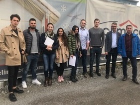 Prof. Dr. Lars Castellucci (2.v.re.) Studierende des Studienganges Beratung und Vertriebsmanagement.