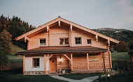 Außenansicht des Natur-Chalets Wildrose bei Dämmerung Außenansicht des Natur-Chalets Wildrose bei Dämmerung