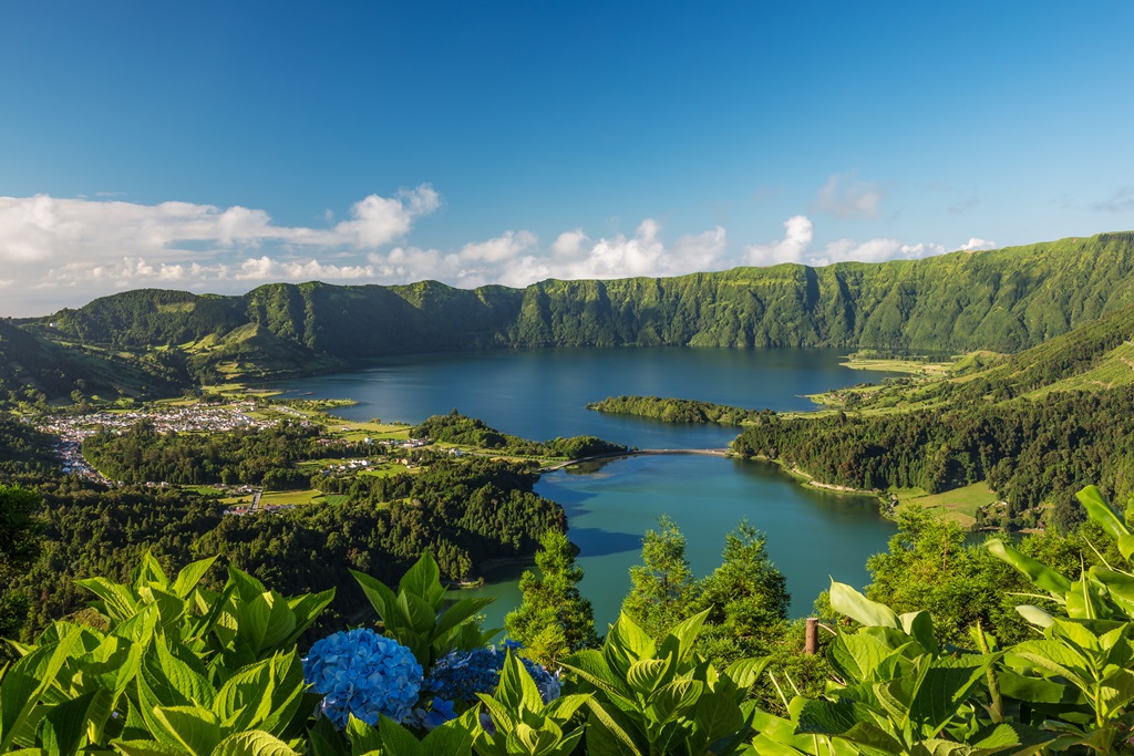 Vulkansee auf der Azoren-Insel Sao Miguel (Bildquelle: photoplace, Adobe Stock)