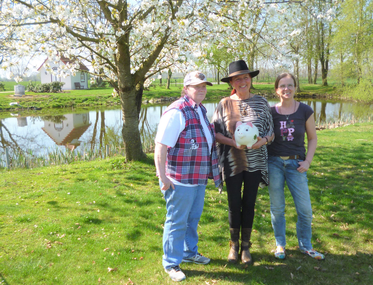 Übergabe des?1.000,10 Schweinchens an das Tierheim: M.Görges, Annette Engelhardt, C.Nordenholz