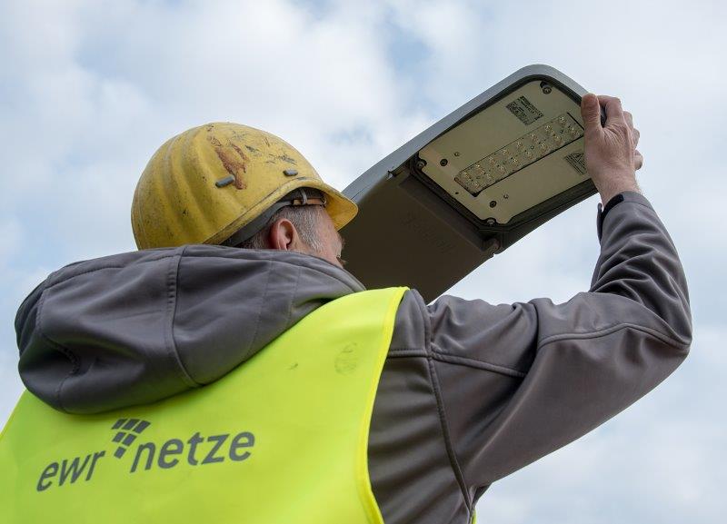 Heiko Hoffmann, Mitarbeiter der EWR Netz GmbH, bei der Installation der LED-Lampen. Heiko Hoffmann, Mitarbeiter der EWR Netz GmbH, bei der Installation der LED-Lampen.