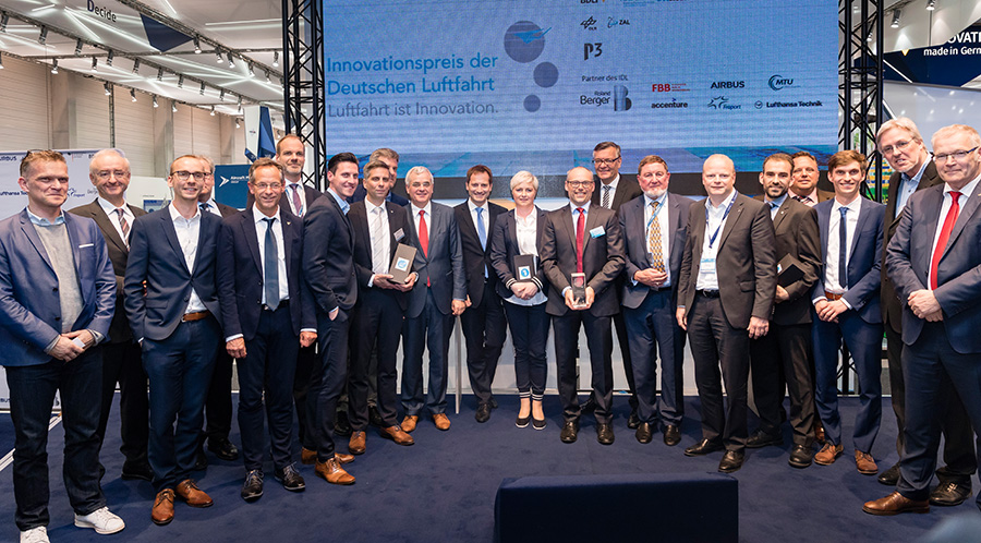 Die Gewinner des IDL 2018 mit den Laudatoren und einigen Jurymitgliedern.