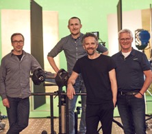 (Foto: hl-studios, Erlangen): Top-Fotograf Benjamin Kaufmann (vorne) im Hybrid Studio (Foto: hl-studios, Erlangen): Top-Fotograf Benjamin Kaufmann (vorne) im Hybrid Studio