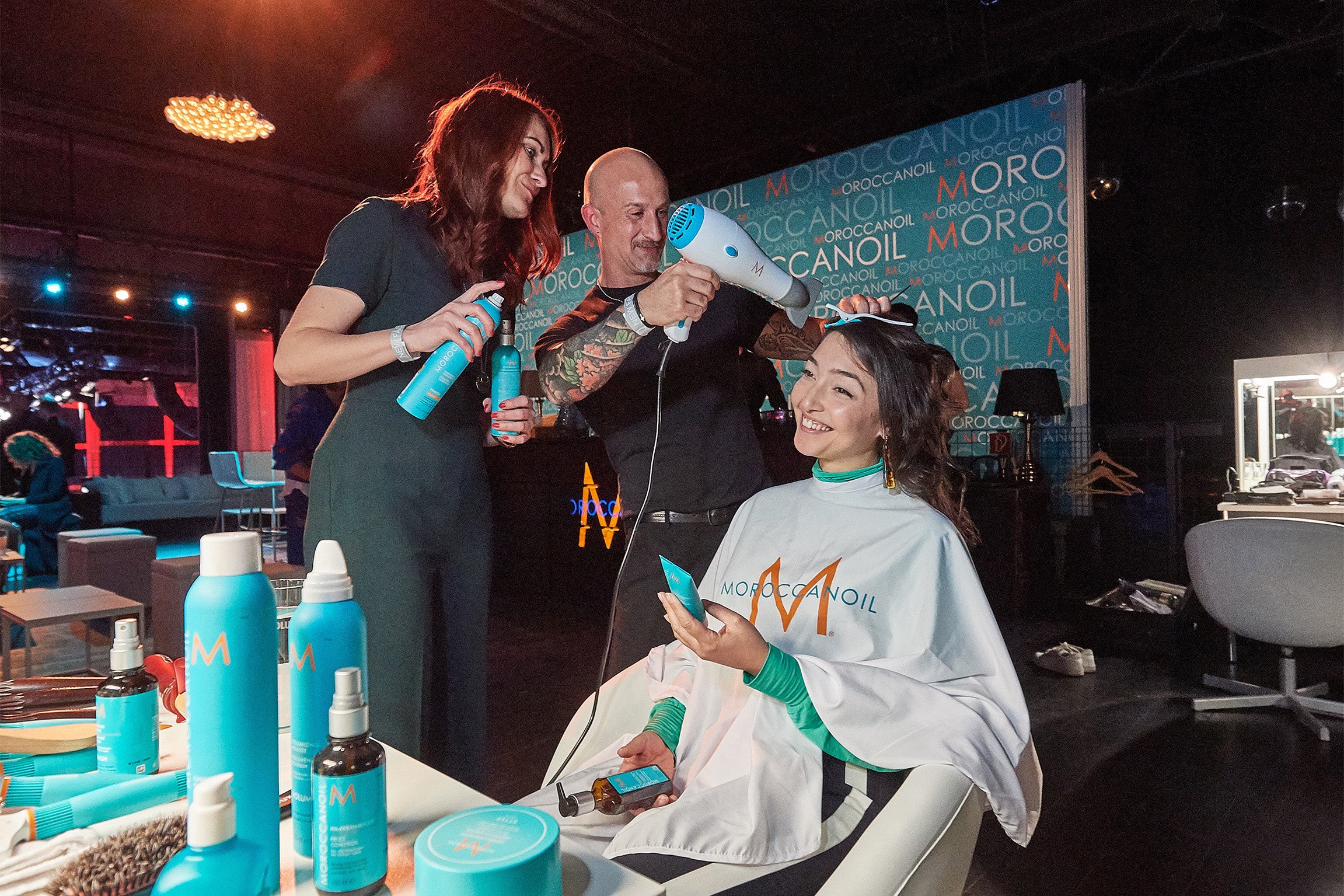 Angelo Fraccica, Moroccanoil®Creative Design Team Educator stylt Mia Spengler (?Back for Good?) (Bil Angelo Fraccica, Moroccanoil®Creative Design Team Educator stylt Mia Spengler (?Back for Good?) (Bil