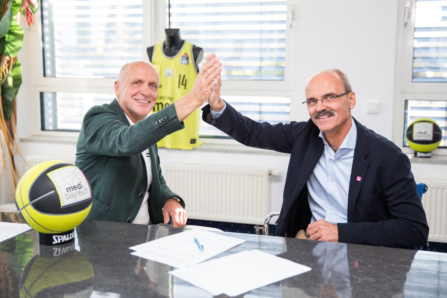 Basketball bedeutet für sie Leidenschaft: Dr. Michael Weihermüller und Stefan Weihermüller. Basketball bedeutet für sie Leidenschaft: Dr. Michael Weihermüller und Stefan Weihermüller.