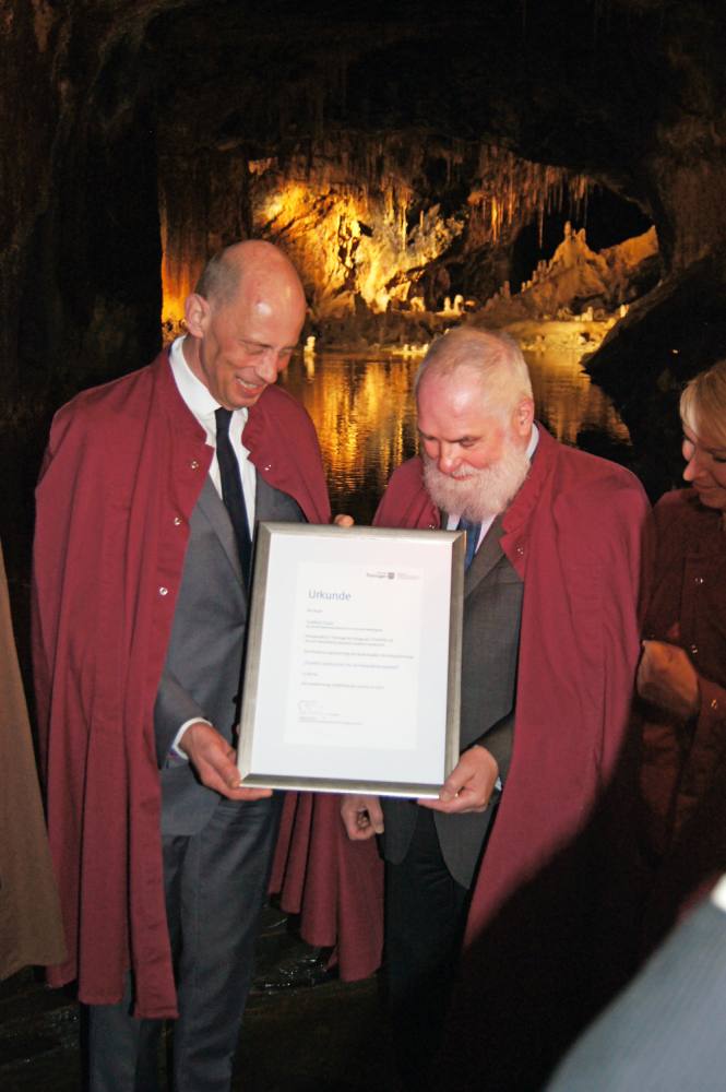 Thüringens Wirtschaftschaftsminister Tiefenseeübergibt Büprgermeister Matthias Graul das Zertifikat Thüringens Wirtschaftschaftsminister Tiefenseeübergibt Büprgermeister Matthias Graul das Zertifikat