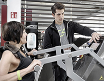 Danilo Mierzwa bespricht mit einem Mitglied den individuellen Trainingsplan.   © Holger Bernert 