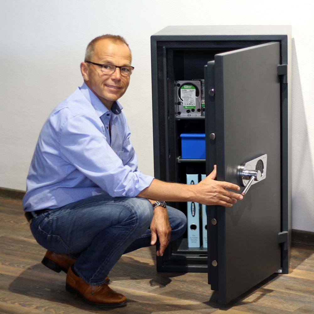 Josef Preiner, Prokurist bei Rottner Tresor GmbH, mit dem Feuerschutztresor Imperial Josef Preiner, Prokurist bei Rottner Tresor GmbH, mit dem Feuerschutztresor Imperial