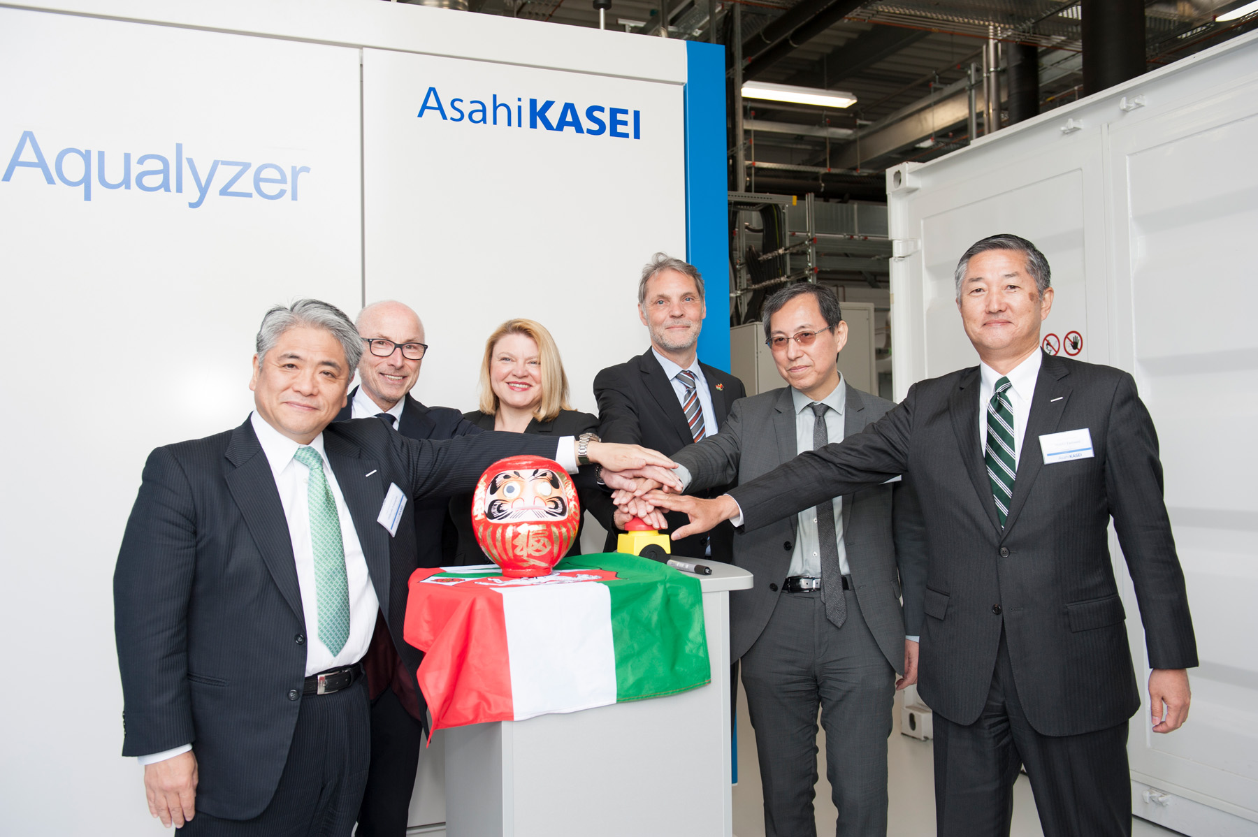 Einweihung Wasserstoff Elektrolyse-Anlage: Push-the-Button Zeremonie (Bildquelle: @Asahi Kasei)