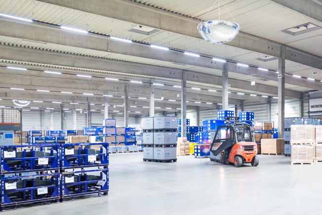 Die LED-Lichtbänder sorgen für perfekte Arbeitsbedingungen (Bildquelle: Deutsche Lichtmiete / Mario 