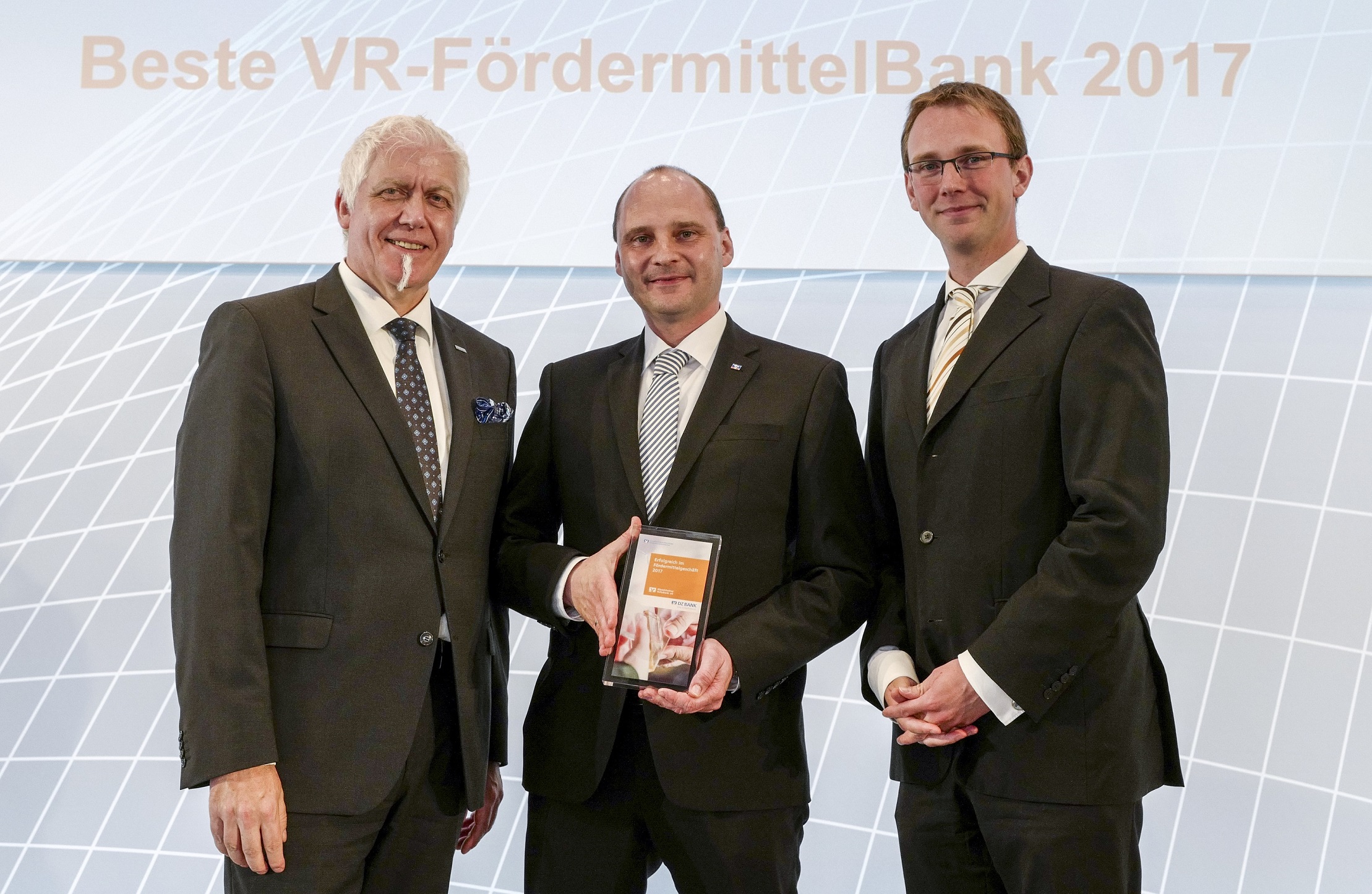 in der Mitte: Mark Gohmert (Bereichsleiter Firmenkunden der Rüsselsheimer Volksbank eG)